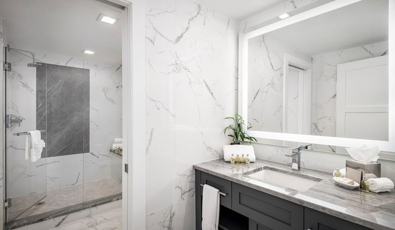 Inn on Fifth - Deluxe Room Bathroom